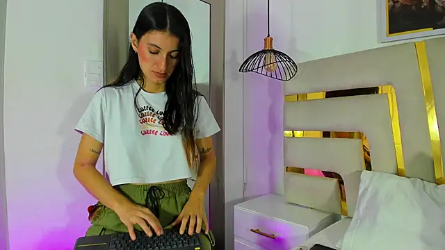 Emy-Ferrer online show from 06-17-26, 02:47