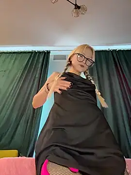 Snapshot of DriveThruKittens chatting on 04-09-26, 08:42 DriveThruKittens online show from 04-09-26, 08:42