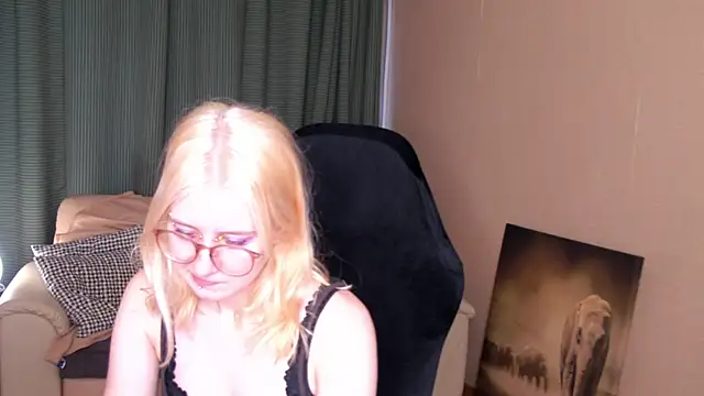 Lily Spark  online show from 06-02-26, 01:07