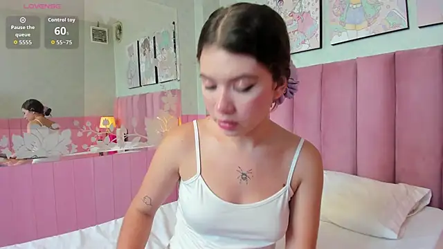 Hellencute18  online show from 05-22-26, 02:55