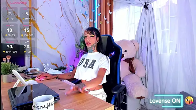 Snapshot of Dafne_kee chatting on 06-26-26, 02:43 Dafne kee online show from 06-26-26, 02:43