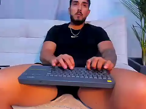 Snapshot of alangreek1 chatting on 07-07-26, 02:47 alangreek1 online show from 07-07-26, 02:47