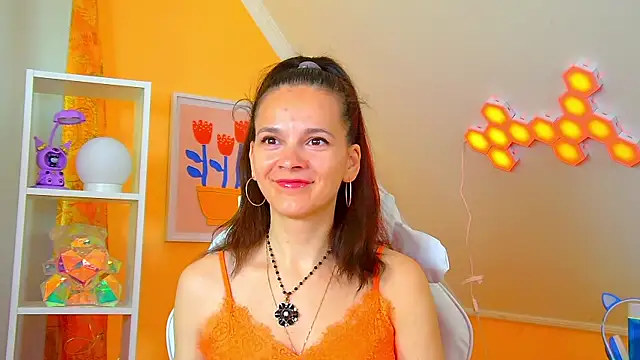Snapshot of LeonaLane chatting on 05-14-26, 06:31 LeonaLane online show from 05-14-26, 06:31