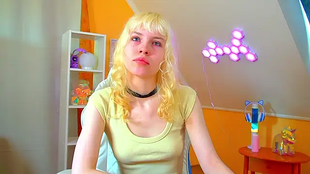 Snapshot of HannahHollis chatting on 06-07-26, 06:06 HannahHollis online show from 06-07-26, 06:06
