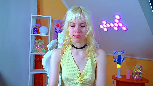 Snapshot of HannahHollis chatting on 06-14-26, 06:15 HannahHollis online show from 06-14-26, 06:15