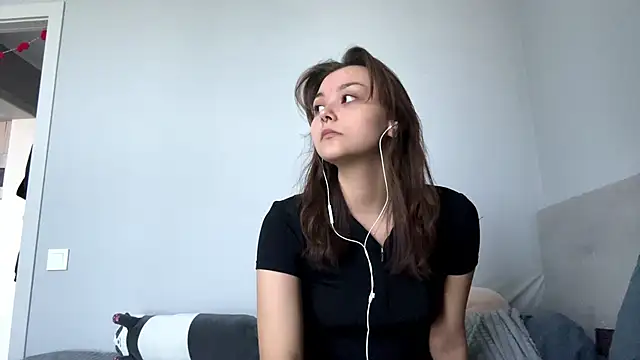 Snapshot of Thyeiysyla chatting on 04-15-26, 10:11 Thyeiysyla online show from 04-15-26, 10:11