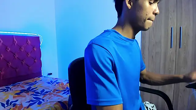 Snapshot of skinny_sam chatting on 04-10-26, 02:50 skinny sam online show from 04-10-26, 02:50