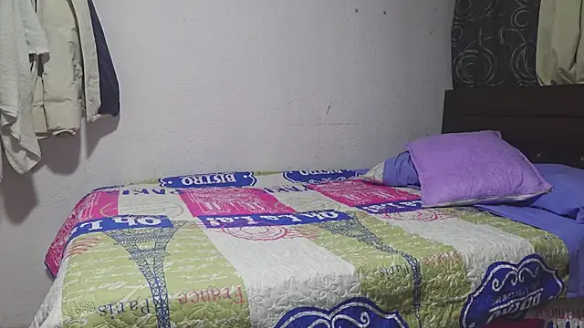 Snapshot of Alexander_2003Castro chatting on 04-11-26, 05:01 Alexander 2003Castro online show from 04-11-26, 05:01