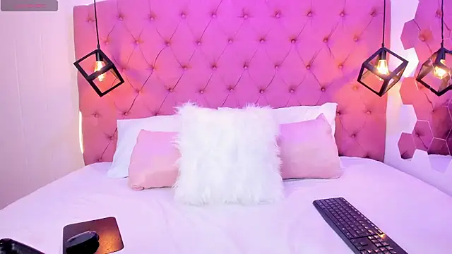 Emilycollson27 online show from 04-17-26, 05:49