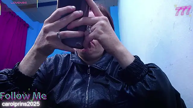carolinhe26 online show from 06-19-26, 01:37