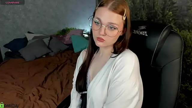 Snapshot of Emilly_Hiil chatting on 05-21-26, 12:50 Emilly Hiil online show from 05-21-26, 12:50