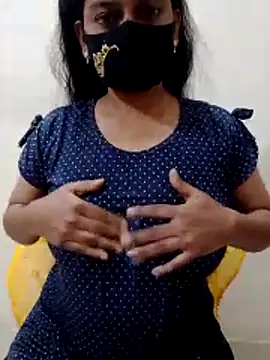 Snapshot of black-woman chatting on 04-10-26, 04:12 black-woman online show from 04-10-26, 04:12