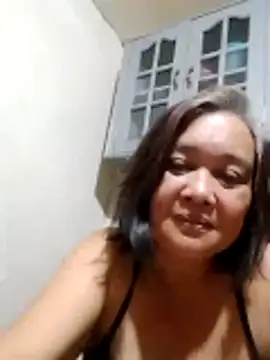 Snapshot of jeanyummytits chatting on 05-11-26, 01:39 jeanyummytits online show from 05-11-26, 01:39