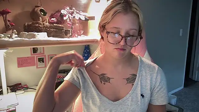MUSCLEMOMMY1365 online show from 06-12-26, 07:02