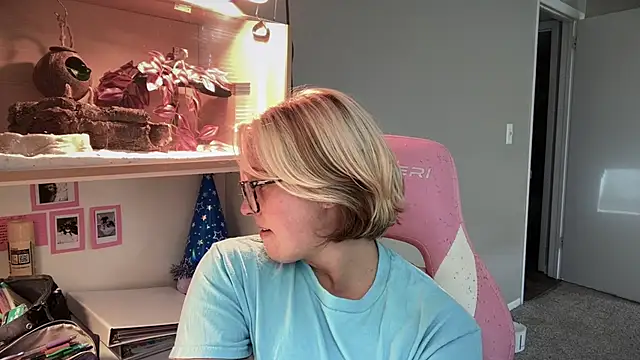 MUSCLEMOMMY1365 online show from 06-14-26, 08:22