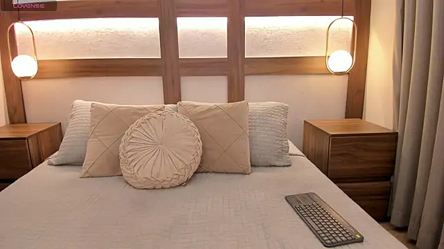 Emii Lux online show from 05-12-26, 07:33