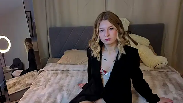 Lisa Hummi online show from 04-17-26, 01:19