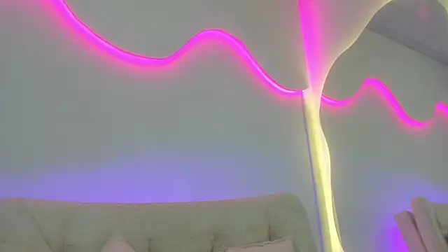 Snapshot of VenusBlazzer chatting on 04-28-26, 02:11 VenusBlazzer online show from 04-28-26, 02:11