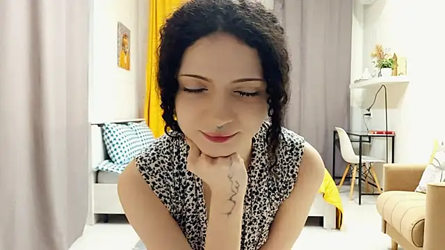 Snapshot of CinnamonCurl chatting on 05-25-26, 11:33 CinnamonCurl online show from 05-25-26, 11:33