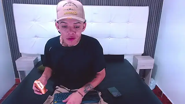 Snapshot of Daniel_Guty chatting on 05-20-26, 05:19 Daniel Guty online show from 05-20-26, 05:19