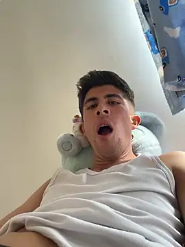 Snapshot of Luis-avatar chatting on 04-15-26, 07:10 Luis-avatar online show from 04-15-26, 07:10