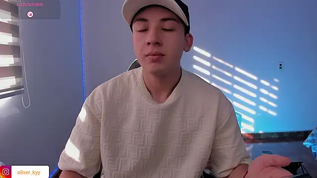 Snapshot of OLIVER_K chatting on 05-19-26, 09:43 OLIVER K online show from 05-19-26, 09:43