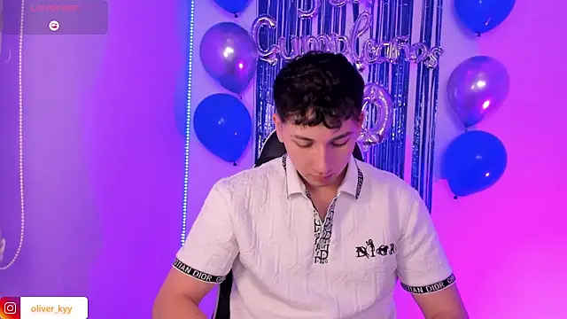 Snapshot of OLIVER_K chatting on 06-11-26, 12:32 OLIVER K online show from 06-11-26, 12:32