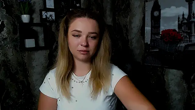 Snapshot of NicoleAura chatting on 06-23-26, 10:35 NicoleAura online show from 06-23-26, 10:35