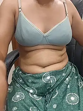 Snapshot of SEEMA_333 chatting on 04-19-26, 04:39 SEEMA 333 online show from 04-19-26, 04:39