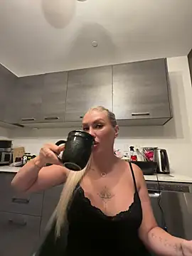Karen Luxe online show from 06-02-26, 01:07