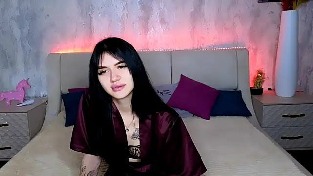 Snapshot of Holly_Beck chatting on 05-19-26, 12:49 Holly Beck online show from 05-19-26, 12:49