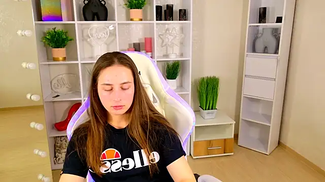NadinnL online show from 04-30-26, 06:20