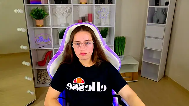 NadinnL online show from 05-21-26, 06:42