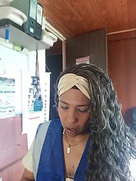 Snapshot of Ivon_C chatting on 05-26-26, 01:29 Ivon C online show from 05-26-26, 01:29