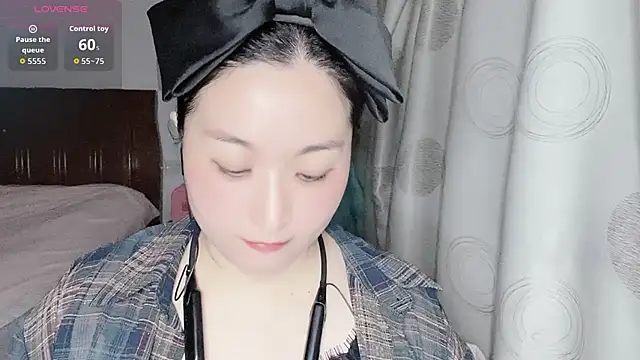 Snapshot of D-Misslu chatting on 04-28-26, 11:48 D-Misslu online show from 04-28-26, 11:48