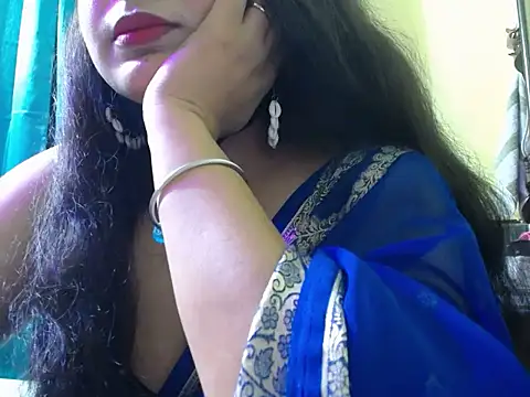 Snapshot of -Queenie chatting on 06-15-26, 08:00 -Queenie online show from 06-15-26, 08:00