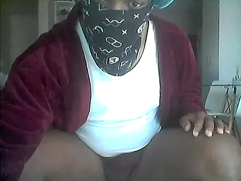 Snapshot of LunjeSA chatting on 05-27-26, 09:28 LunjeSA online show from 05-27-26, 09:28