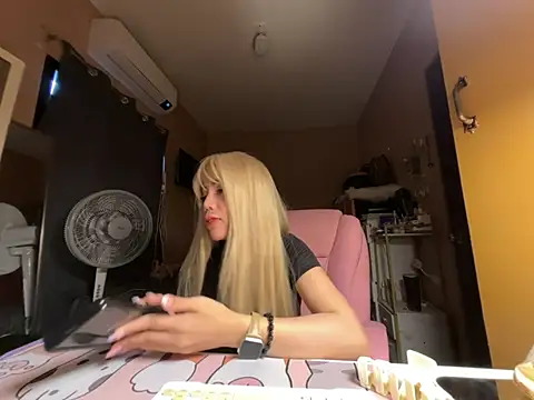 Snapshot of sweet_glam chatting on 05-15-26, 07:59 sweet glam online show from 05-15-26, 07:59