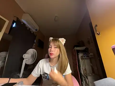 Snapshot of sweet_glam chatting on 05-17-26, 02:31 sweet glam online show from 05-17-26, 02:31