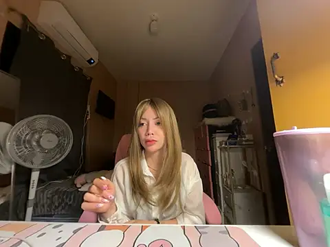 Snapshot of sweet_glam chatting on 05-19-26, 02:01 sweet glam online show from 05-19-26, 02:01