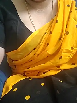 Snapshot of Call_Honey chatting on 05-18-26, 04:13 Call Honey online show from 05-18-26, 04:13