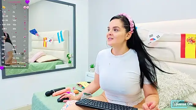 Isabellaa Reyes online show from 06-22-26, 12:13