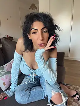 Yasmiinee online show from 05-22-26, 05:40
