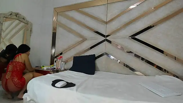 AuroraHoney32 online show from 05-19-26, 11:55