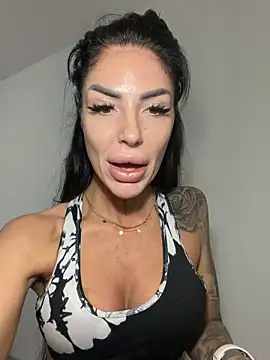 RaquelleXO online show from 05-20-26, 05:02