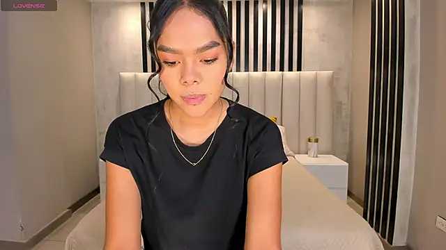 Snapshot of SaphiraJames chatting on 05-28-26, 02:20 SaphiraJames online show from 05-28-26, 02:20