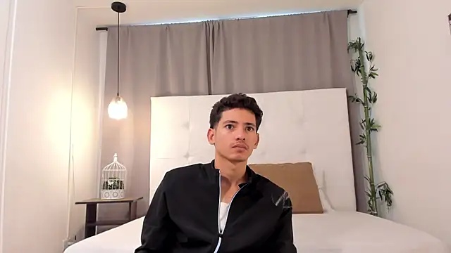 Snapshot of Alejo-and-Thiago chatting on 07-17-26, 12:34 Alejo-and-Thiago online show from 07-17-26, 12:34