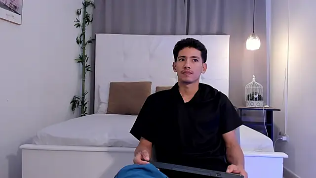 Snapshot of Alejo-and-Thiago chatting on 07-18-26, 12:20 Alejo-and-Thiago online show from 07-18-26, 12:20