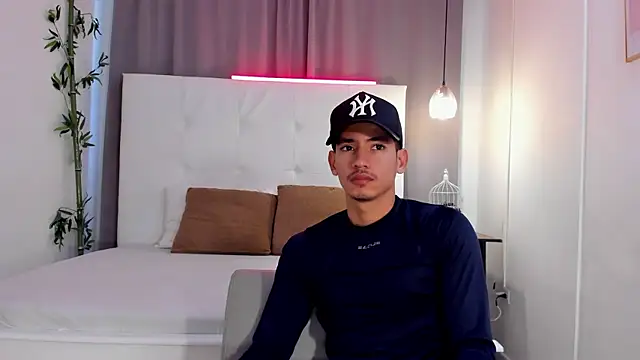 Snapshot of Alejo-and-Thiago chatting on 07-24-26, 12:25 Alejo-and-Thiago online show from 07-24-26, 12:25