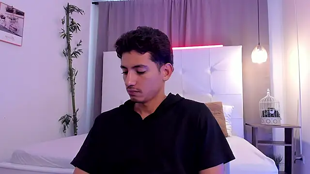 Snapshot of Alejo-and-Thiago chatting on 08-01-26, 12:26 Alejo-and-Thiago online show from 08-01-26, 12:26